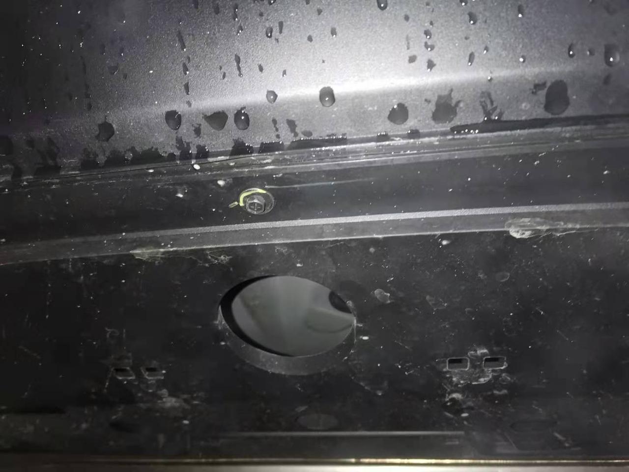 马自达3 昂克赛拉 大家谁知道这个大洞是啥？  在后车牌位置底面