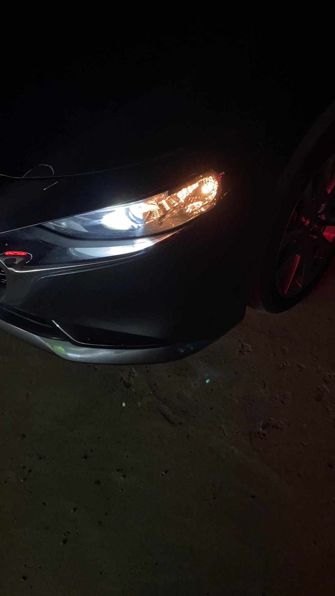 马自达3 昂克赛拉 今天车提回来了。质雅版的  没加包。打开灯光。示廓灯 是卤素的么？还有 雾灯只有后雾  而且只是一个