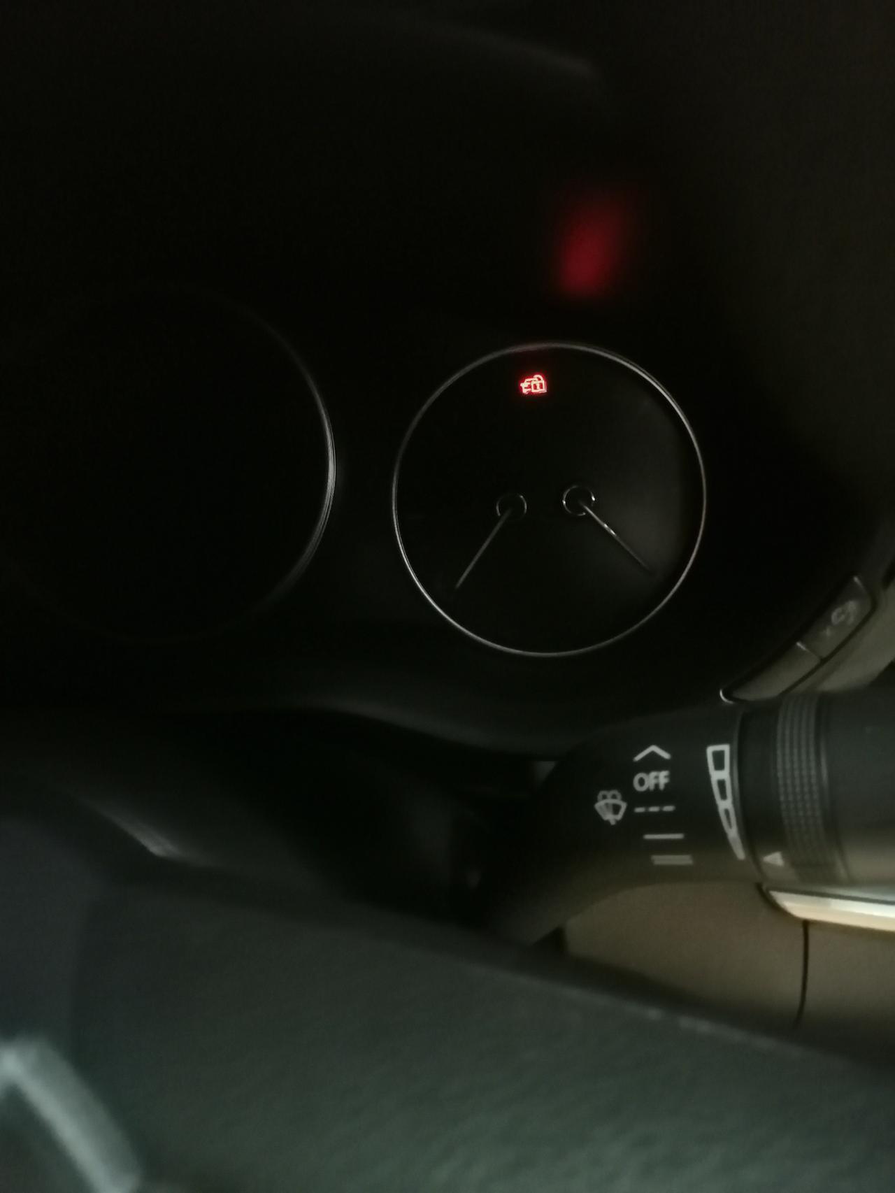 马自达3 昂克赛拉 请问马3停车锁车后，防盗系统一闪一闪的不会自己消，正常吗，我朋友也是马3，问他，他说他车不闪，我新手