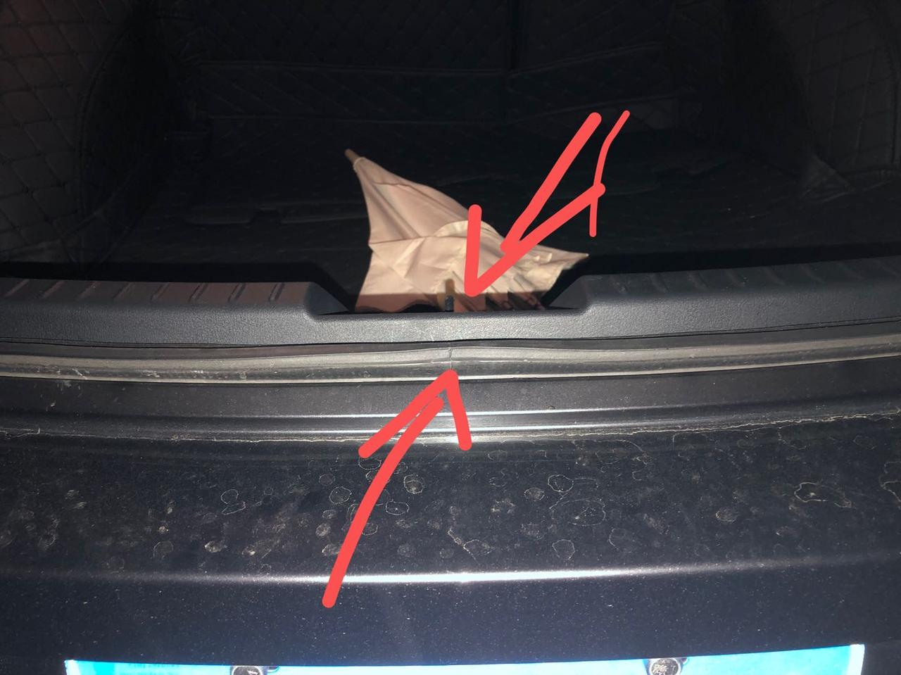 马自达3 昂克赛拉 各位车友，你们后备箱这里的密封条会凸起来一些吗？