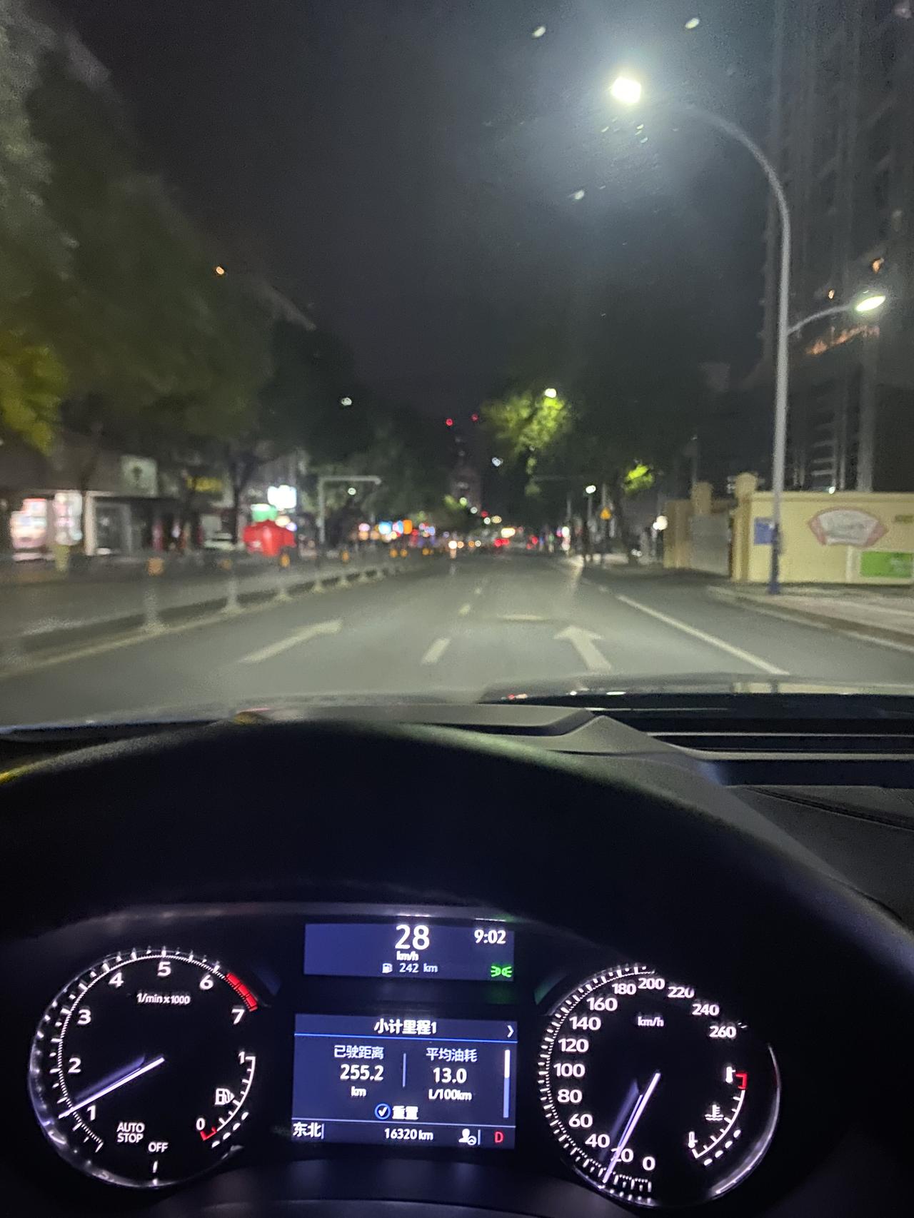 凯迪拉克CT4 今天晚上 被后车溜车追尾 又擦了点划痕。。直接无语 CT4车漆是真的很薄。买车到现在已经有5个小凹陷  