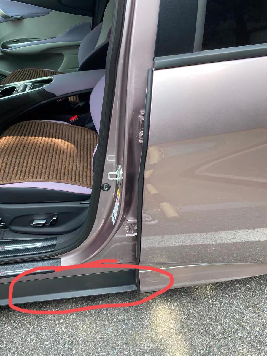 想问一下刷车时发现海豚两侧这个位置有灰尘泥巴，关上车门后发现门和这个位置之间有缝隙，很多脏东西会溅进来，下雨更严重，想问