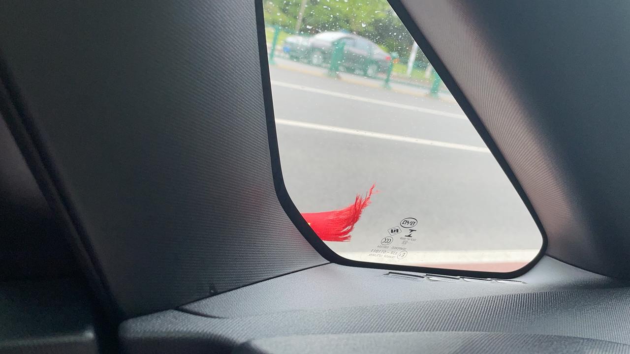 海豚贴玻璃膜两侧三角会给你贴吗？
