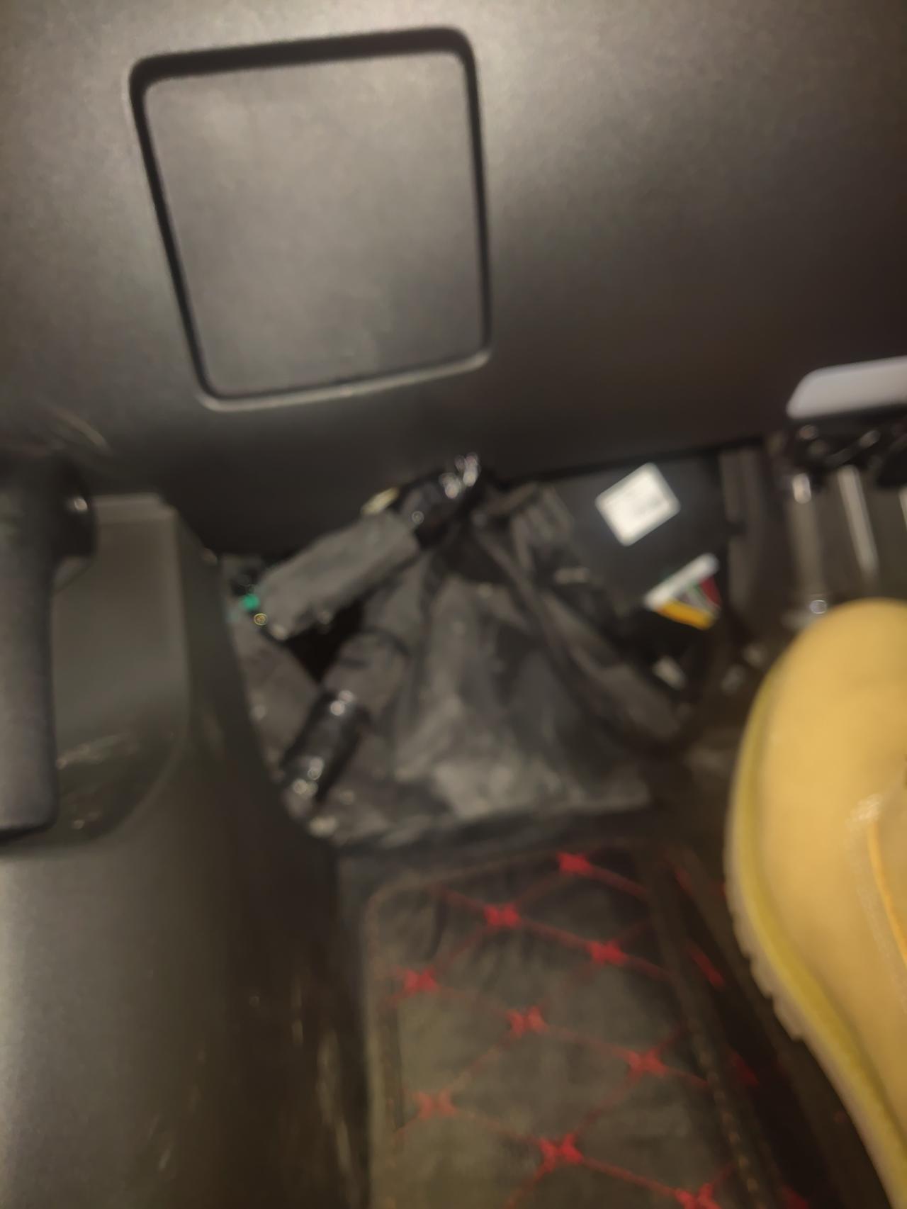 领克05 这个地方没个挡板么？就这么裸露这？刹车旁边...