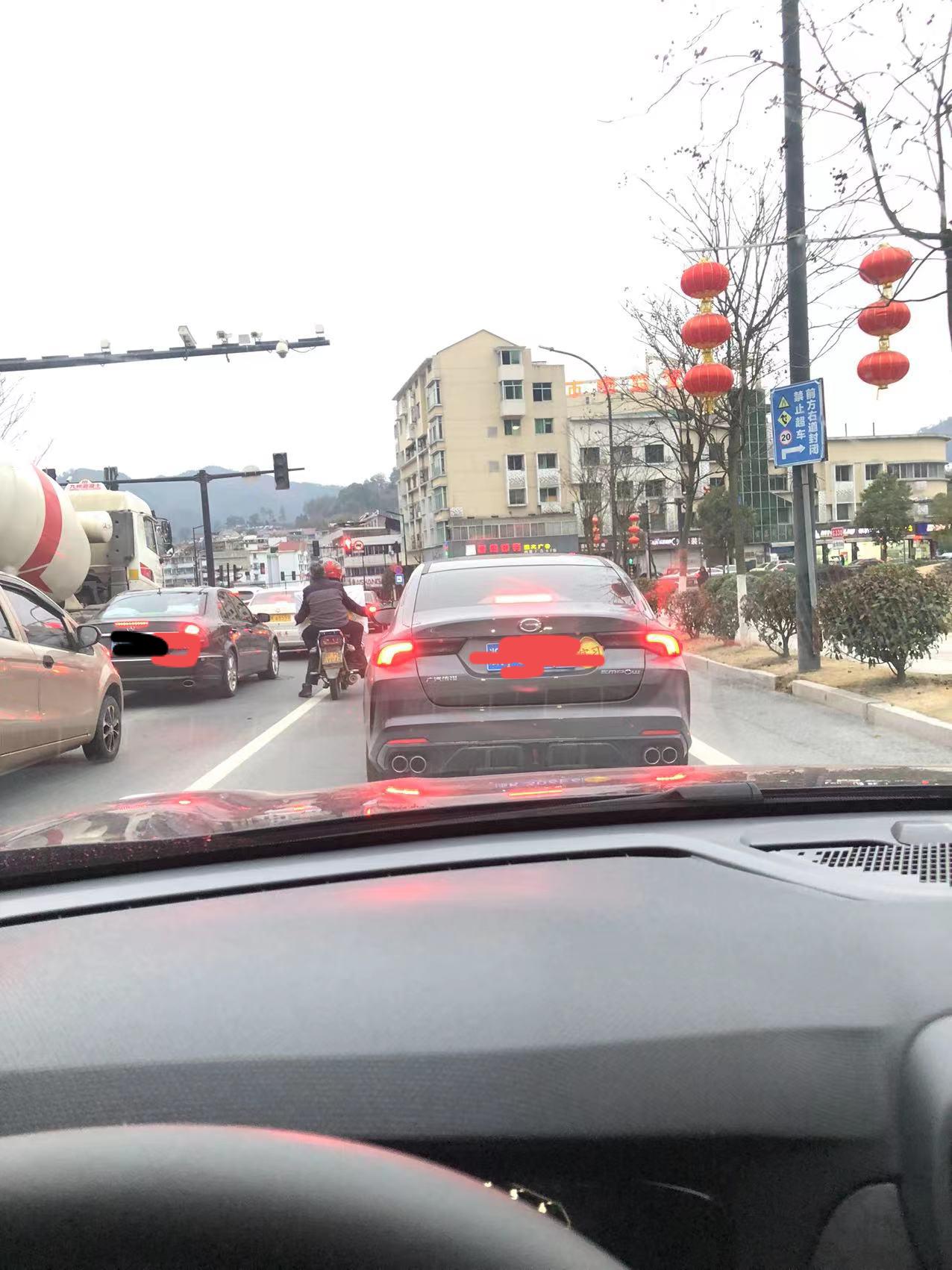 广汽传祺影豹 日间行车灯只有前大灯 有没有办法尾灯也亮着？ 白天单独刹车灯亮着好丑