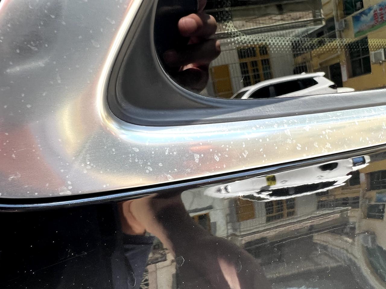 奥迪Q5L 买车三个多月，今天洗车才发现，车顶行李架和后门小窗的镀洛件有这种白色斑点，请问各位大神这是什么情况？怎么造成