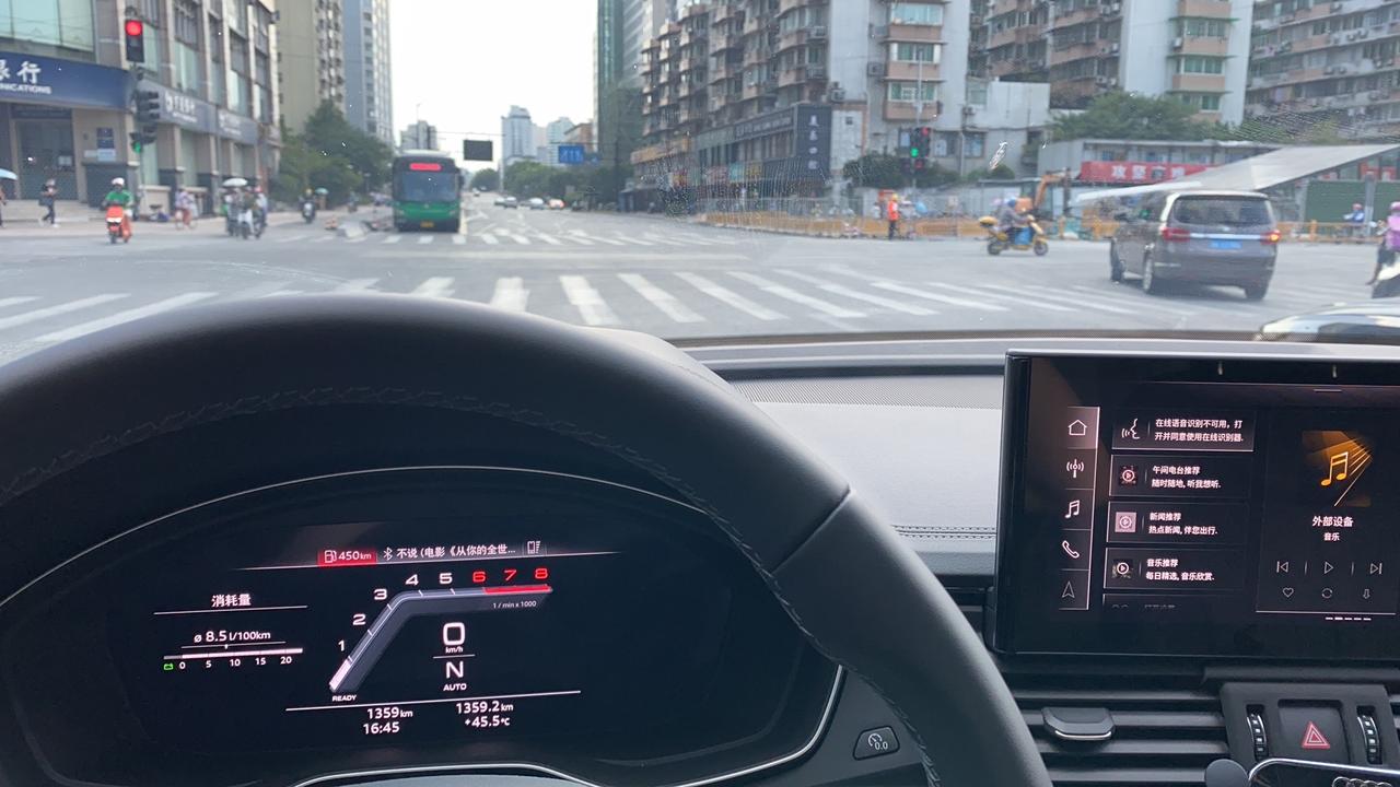 奥迪Q5L 40版本的，表显7的时候，自己实际算出来，根据油箱剩余量和实际的里程数，算出来是10个油，加的也是中石化的，