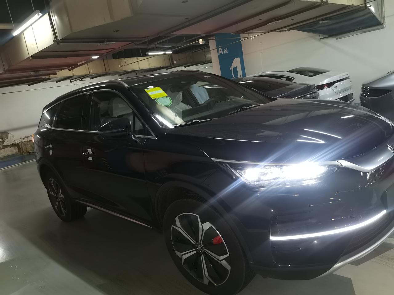 比亚迪唐EV 刚提的730续航，油门和刹车踩的时候会有轻微的抖动是什么原因？有车主碰到过吗