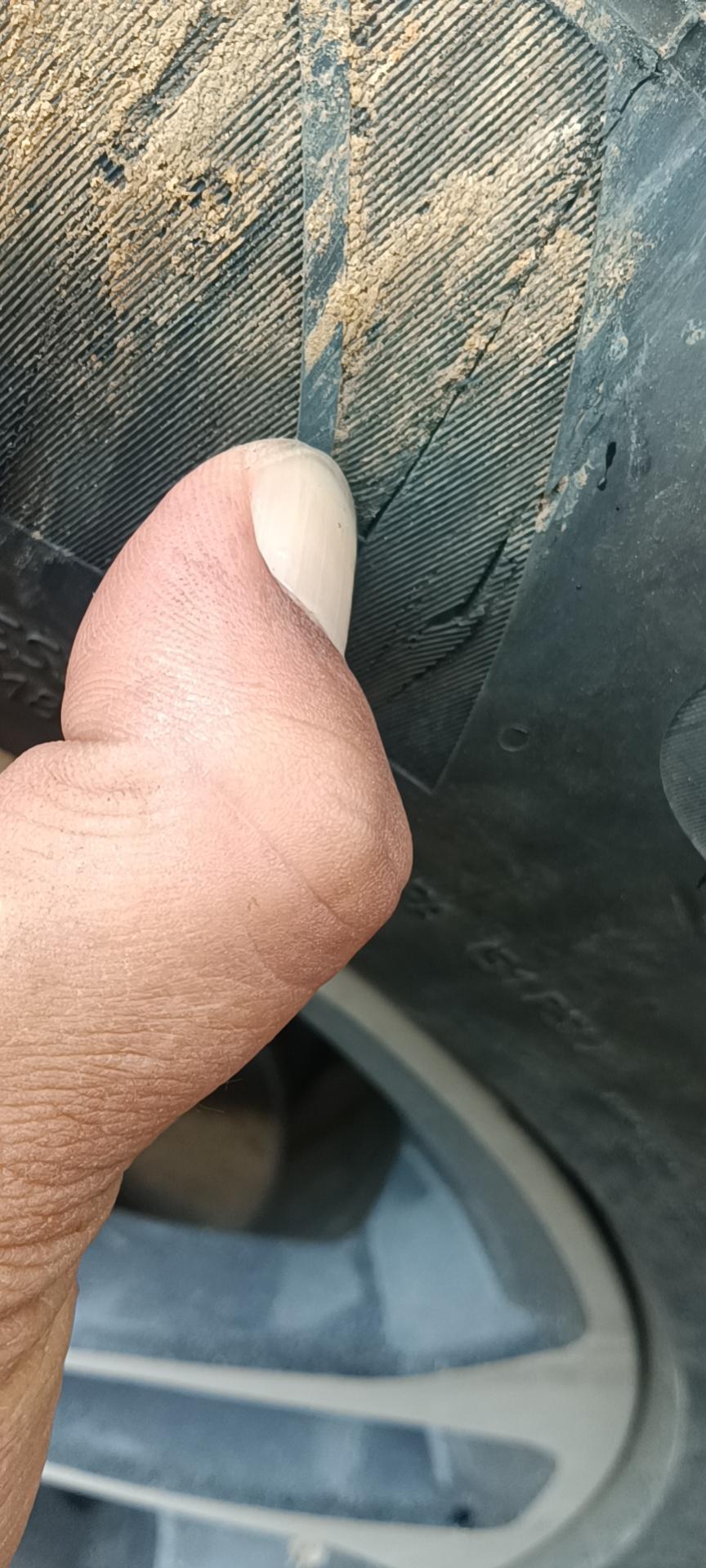 福特锐际 今天走烂吕把轮胎刮了，各位车友们看看用不用更换