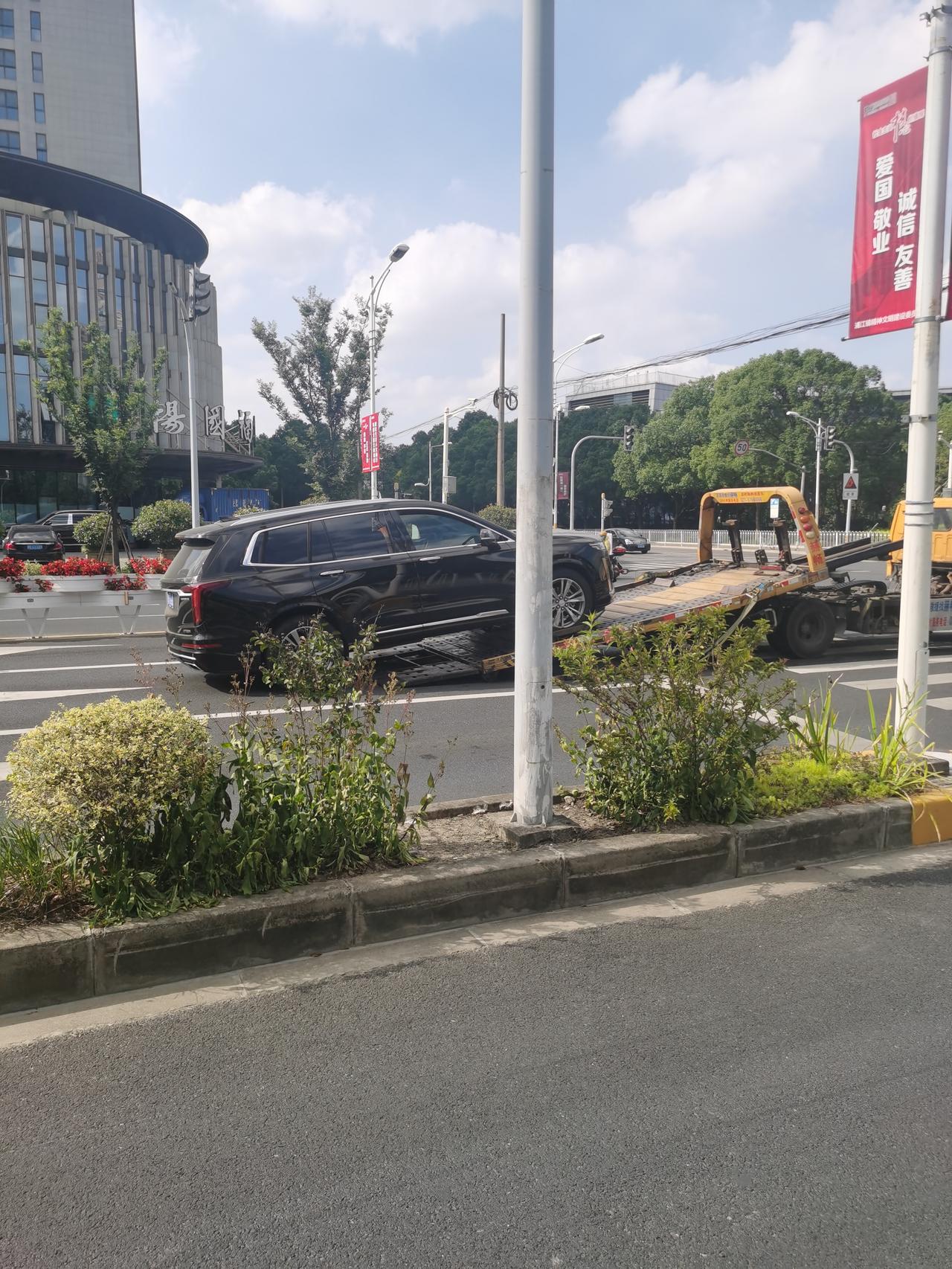 凯迪拉克XT6 开着等红绿灯，突然熄火了，再启动就不行，启动马达灯也显示出来了，不知什么原因，才开了一万八千公里