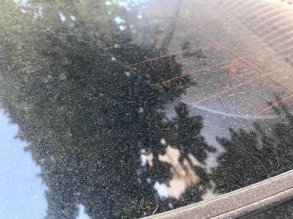 哈弗H6S 被楼上的空调水滴到有严重水渍玻璃这两天放在停车场 楼上滴空调水下来，我整辆车都有水渍 玻璃也是。擦不掉的 ，
