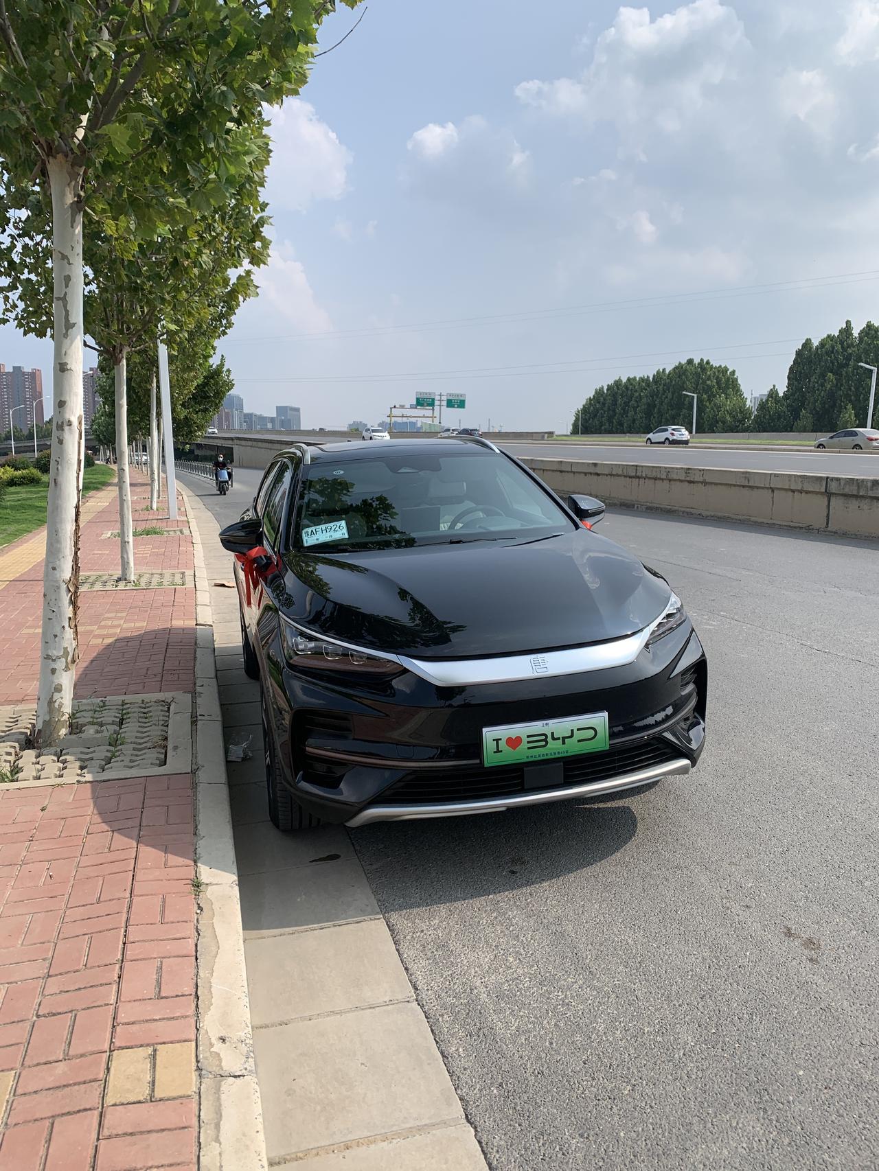 比亚迪唐EV 刚提的730续航，油门和刹车踩的时候会有轻微的抖动是什么原因？有车主碰到过吗