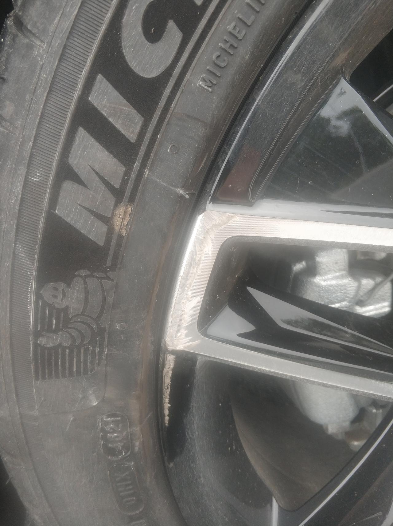 荣威RX5 各位大神，轮毂怼到马路牙子了，伤成这样要紧吗？新车2000公里