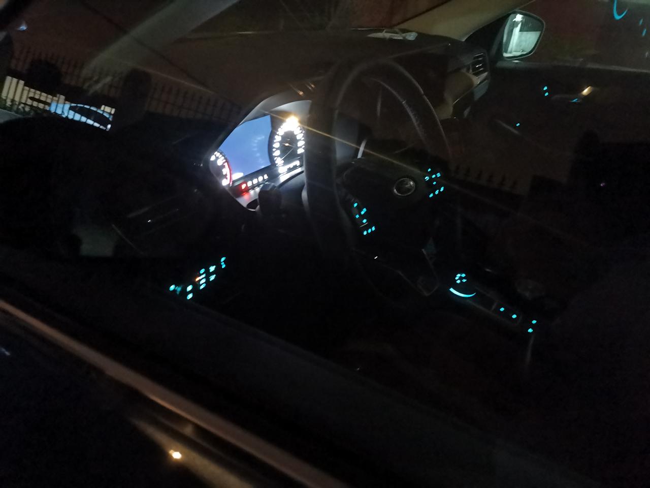 请教各位车友，锐际关闭锁门后，小屏为什么一直亮着？