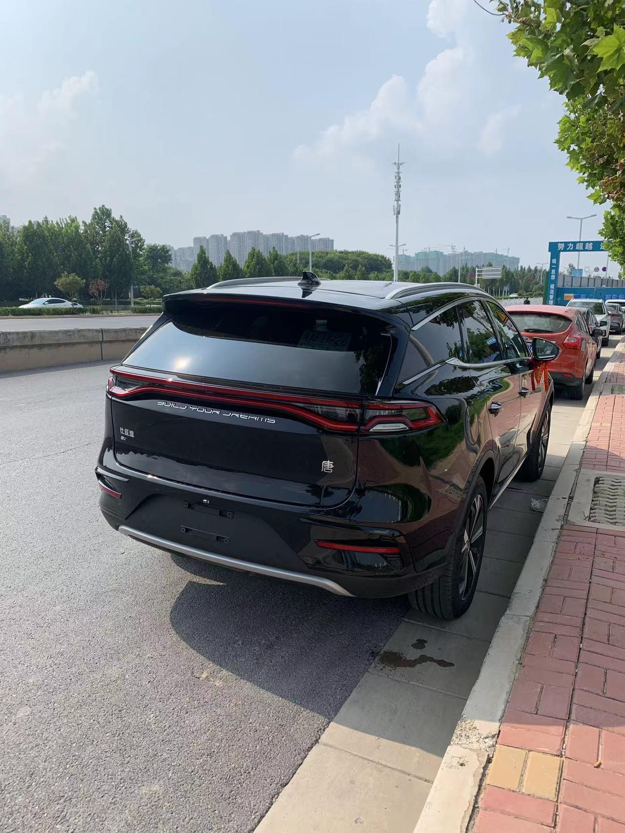 比亚迪唐EV 刚提的730续航，油门和刹车踩的时候会有轻微的抖动是什么原因？有车主碰到过吗