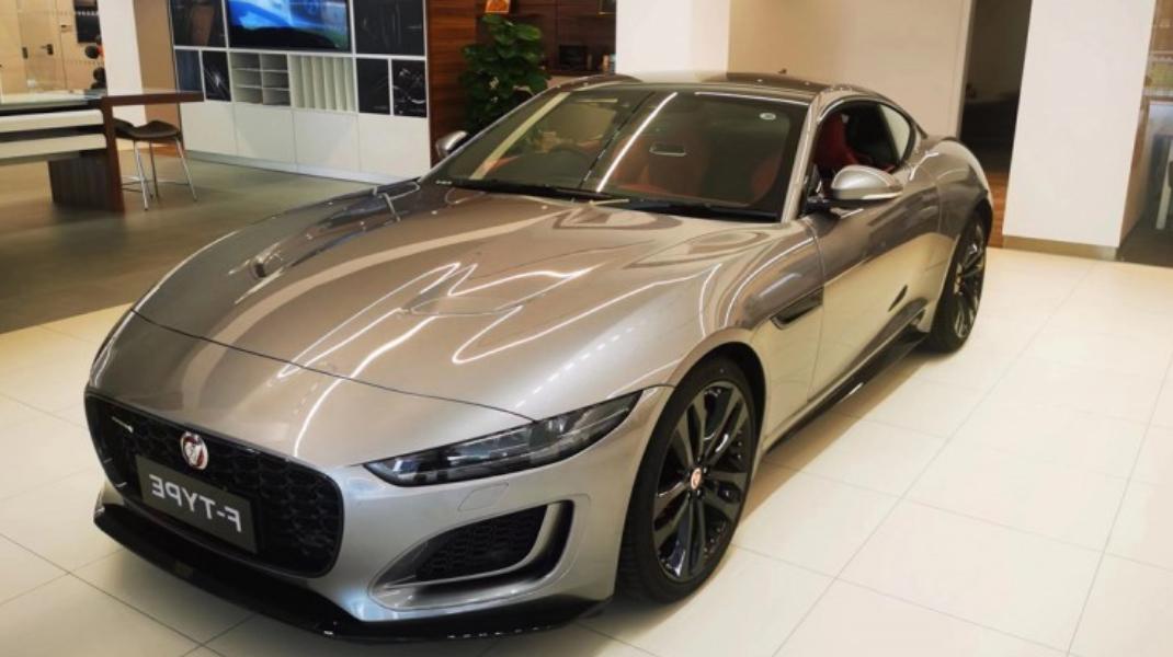 捷豹F-TYPE 21年11月上牌的硬顶外灰内红2.0T R版，选配2.4w，里程58公里，一手车无过户记录，60拿下贵