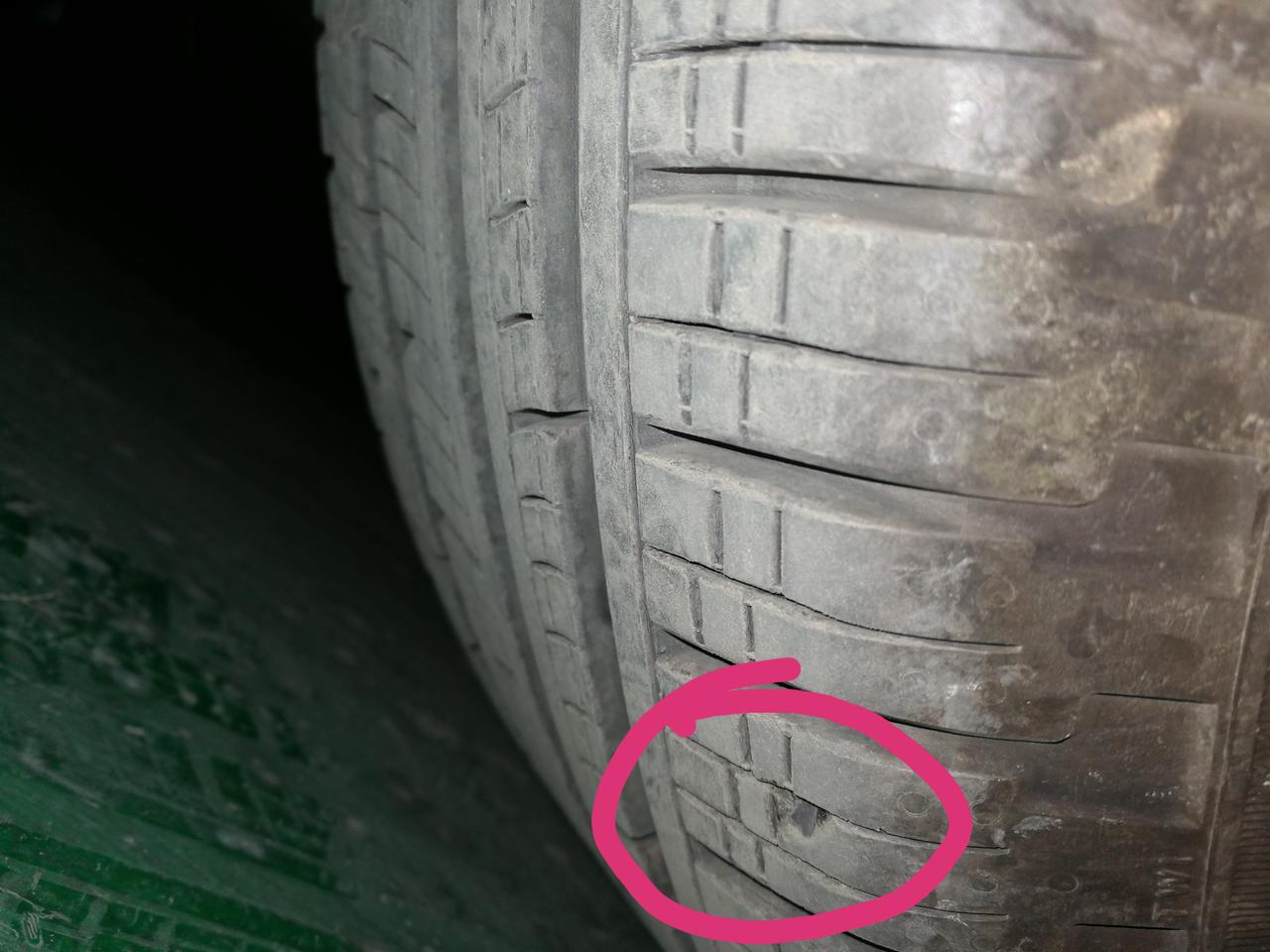 福特锐际 请问高手关于轮胎保养的问题！新手，请不要见笑！轮胎花冠上掉了一块皮，有影响吗？谢谢！