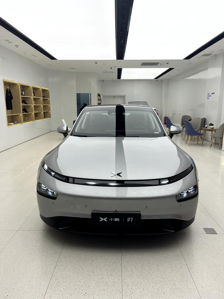 小鹏小鹏P7 p7  19寸轮毂大爱，选装5000， 4个19大轮毂外加米其林轮胎，性价比超高啊，就是不知道大轮毂实际使