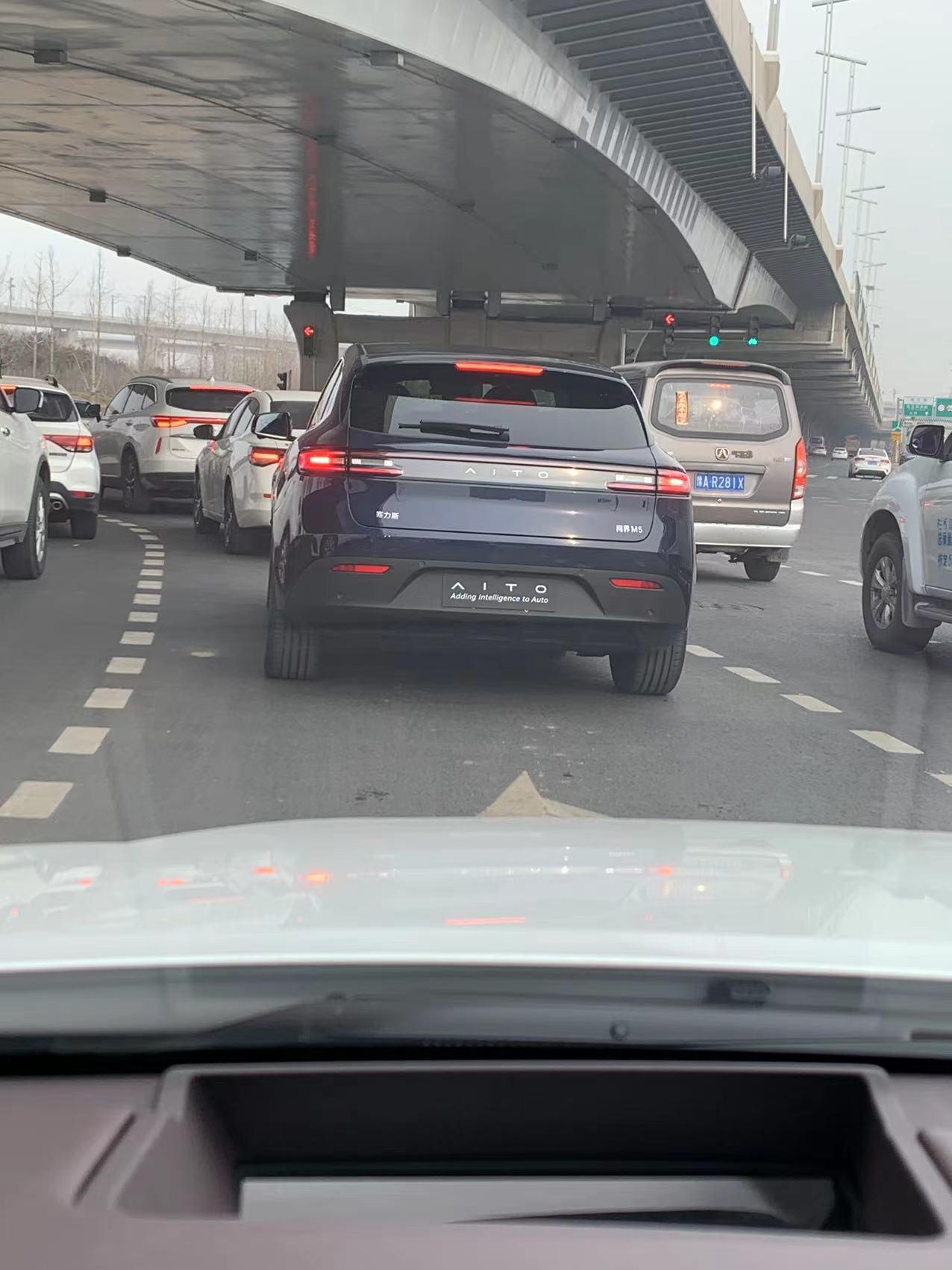 AITO问界M5 请问一下M5黑色漆是什么材质的，是金属漆吗？