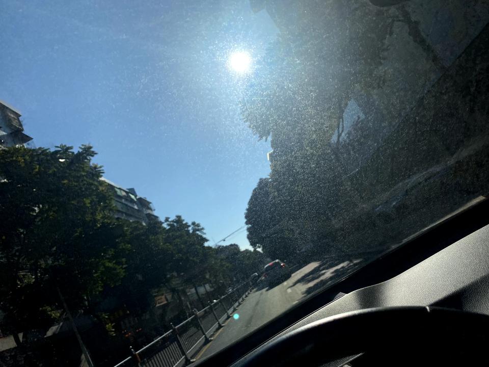 哈弗H6S 被楼上的空调水滴到有严重水渍玻璃这两天放在停车场 楼上滴空调水下来，我整辆车都有水渍 玻璃也是。擦不掉的 ，