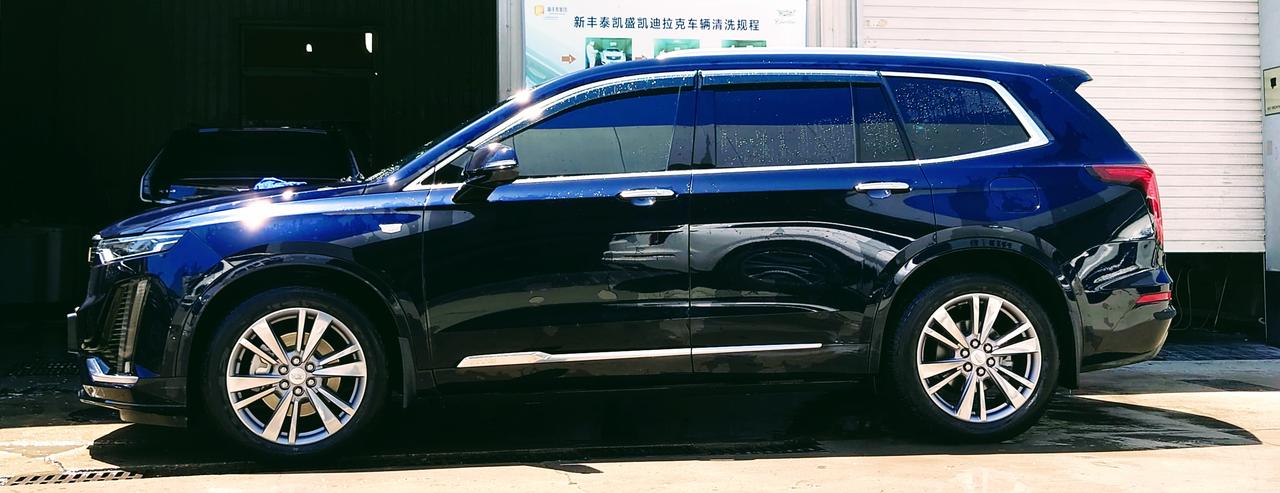 凯迪拉克XT6 车是20年的豪华至臻版四驱，之前一直是中央扶手箱里面的USB口插了个U盘听歌，里面那个内存卡插了一个卡存