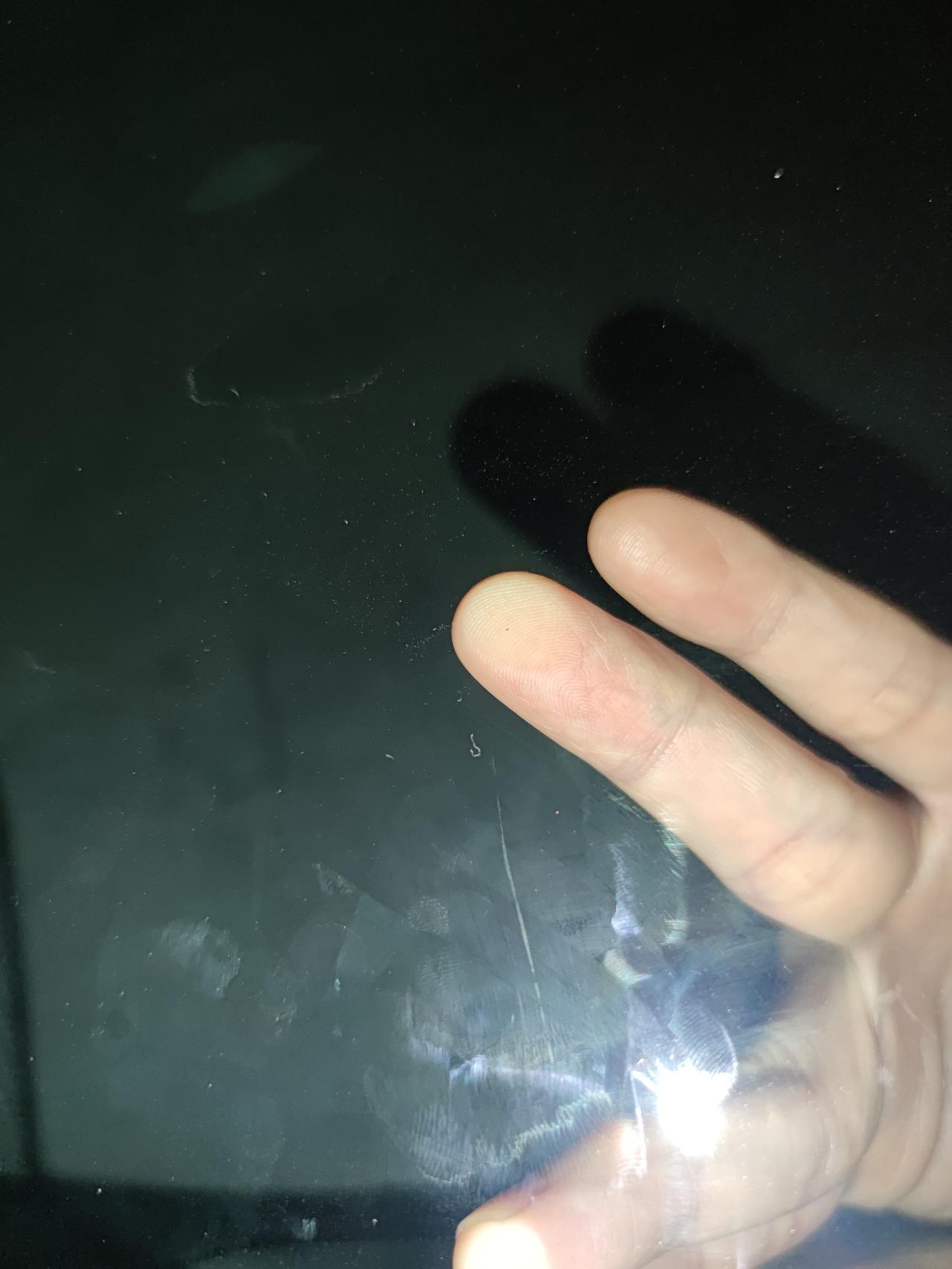 凯迪拉克XT6 前挡裂了？！还是四儿子贴膜贴划花了？外面摸不到，里面摸到膜感觉有痕。。真是干啥啥不行。。