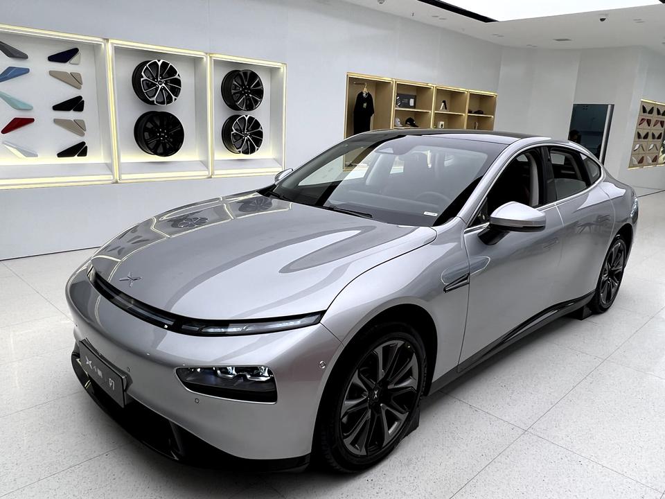 小鹏小鹏P7 p7  19寸轮毂大爱，选装5000， 4个19大轮毂外加米其林轮胎，性价比超高啊，就是不知道大轮毂实际使