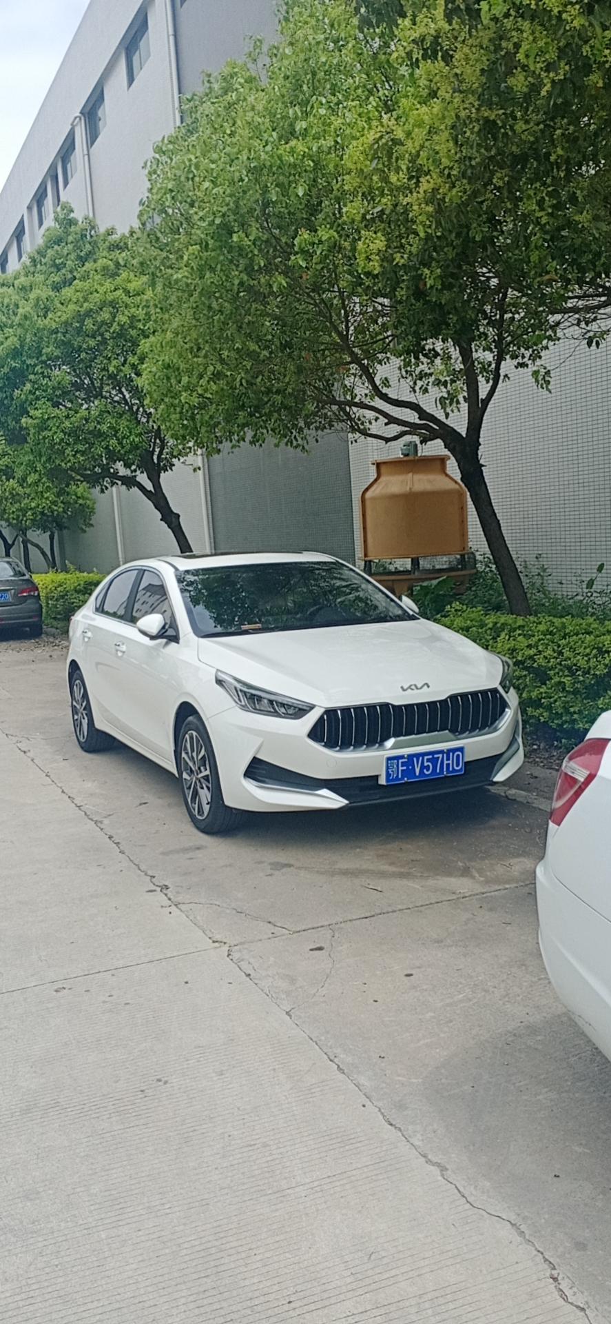 起亚K3 各位车友们好，我想问下新款k3喷完玻璃水后雨刮为什么不能自动刮？还需要自己手动提一下？