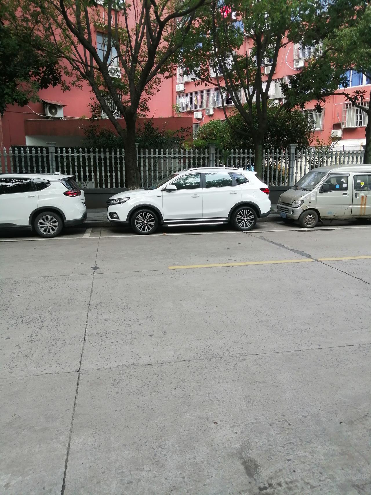 朋友们买啦一个多月   出现绣点全车都有     像这样怎么处理   还有是什么原因造成的     谢谢    荣威RX