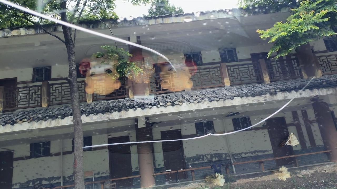 日产楼兰 有没有车友遇到前挡风玻璃自己裂开的？(两年多的车，原装玻璃)