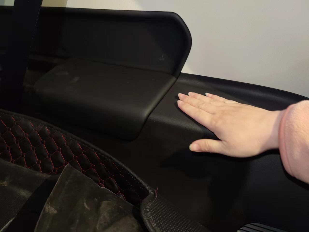 车内烫手！车内扶手高热！第三排右侧！豪越各位车友摸一摸自己车内，有没有我遇到的局部位置异常高热？