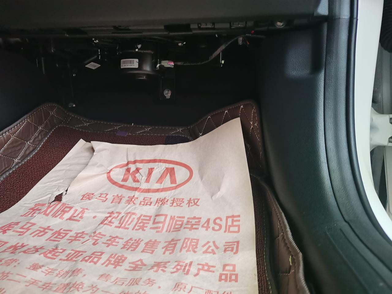 大哥大姐们，新款的起亚K3副驾驶底部有这样的东西突出来，没有包裹，你们的车子是这样的么？
