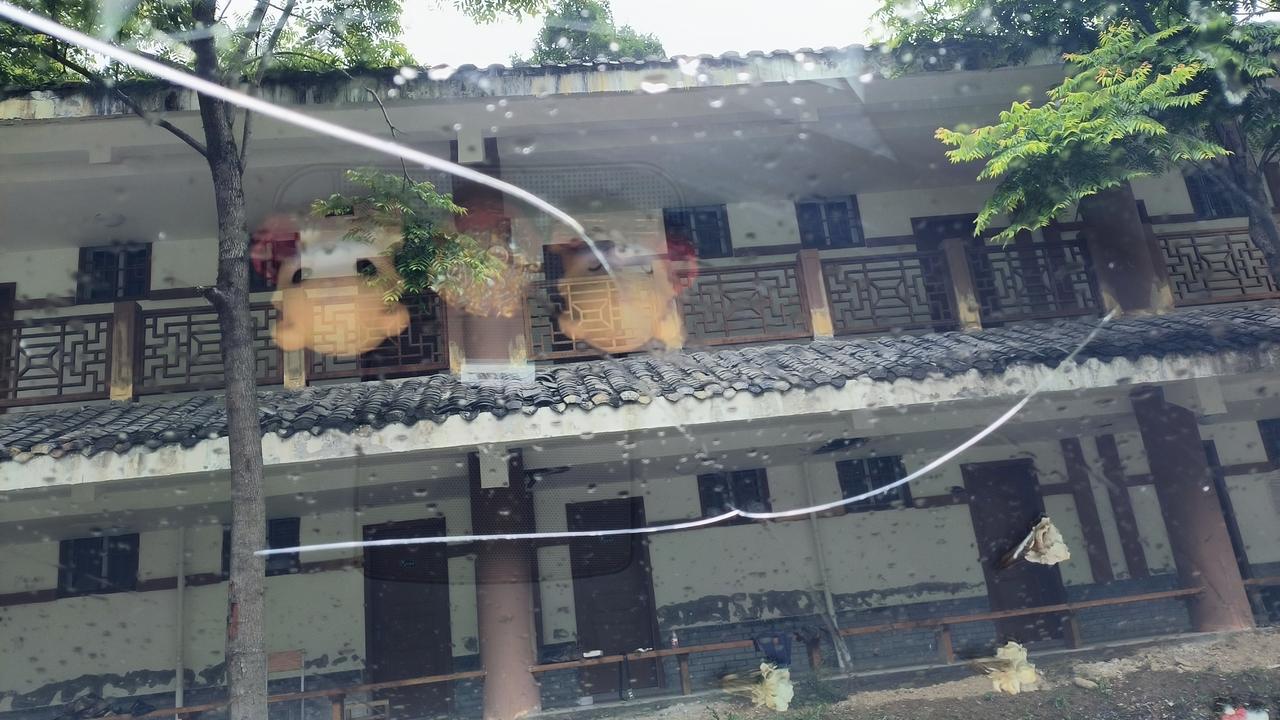 日产楼兰 有没有车友遇到前挡风玻璃自己裂开的？(两年多的车，原装玻璃)