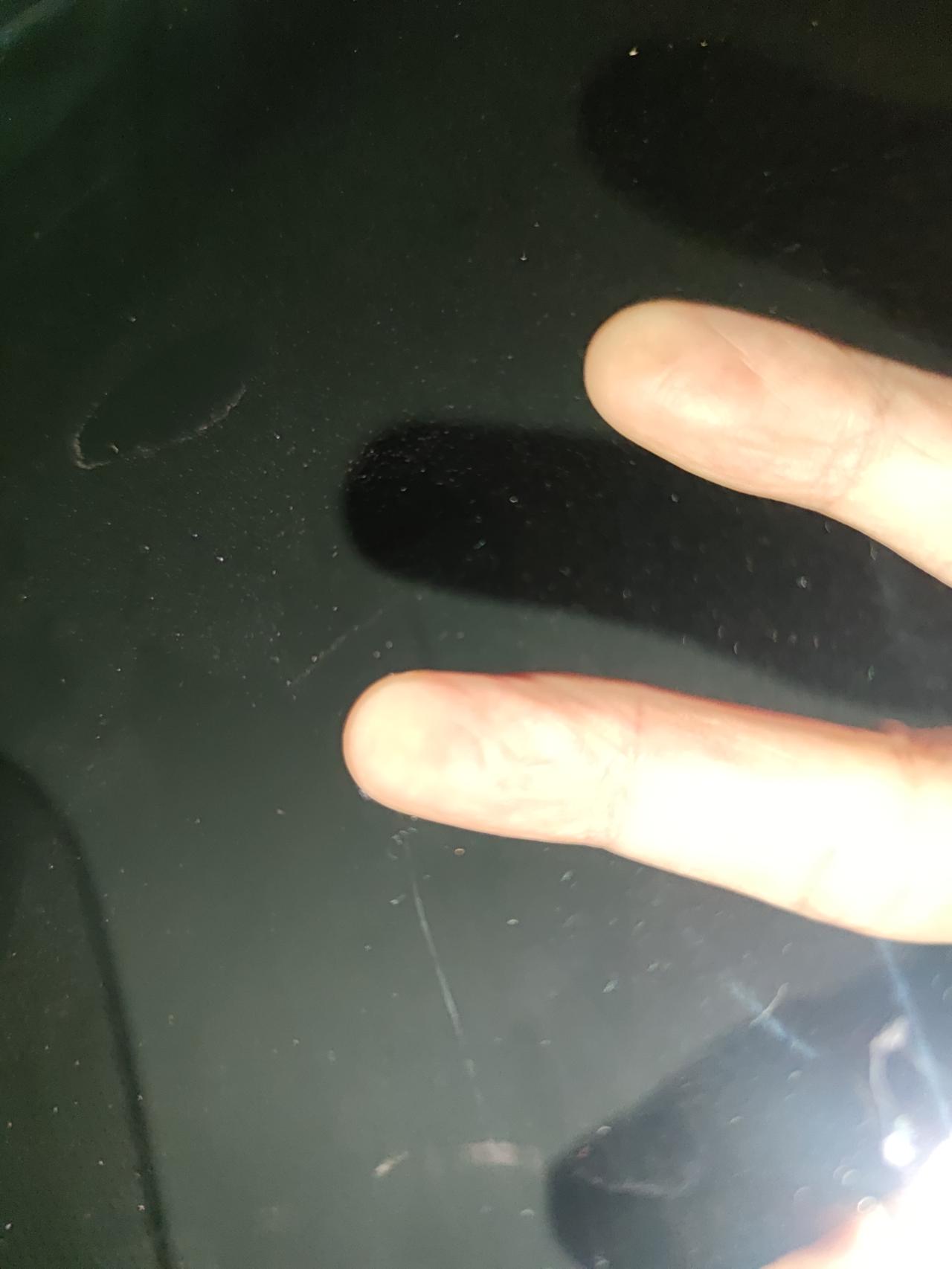 凯迪拉克XT6 前挡裂了？！还是四儿子贴膜贴划花了？外面摸不到，里面摸到膜感觉有痕。。真是干啥啥不行。。