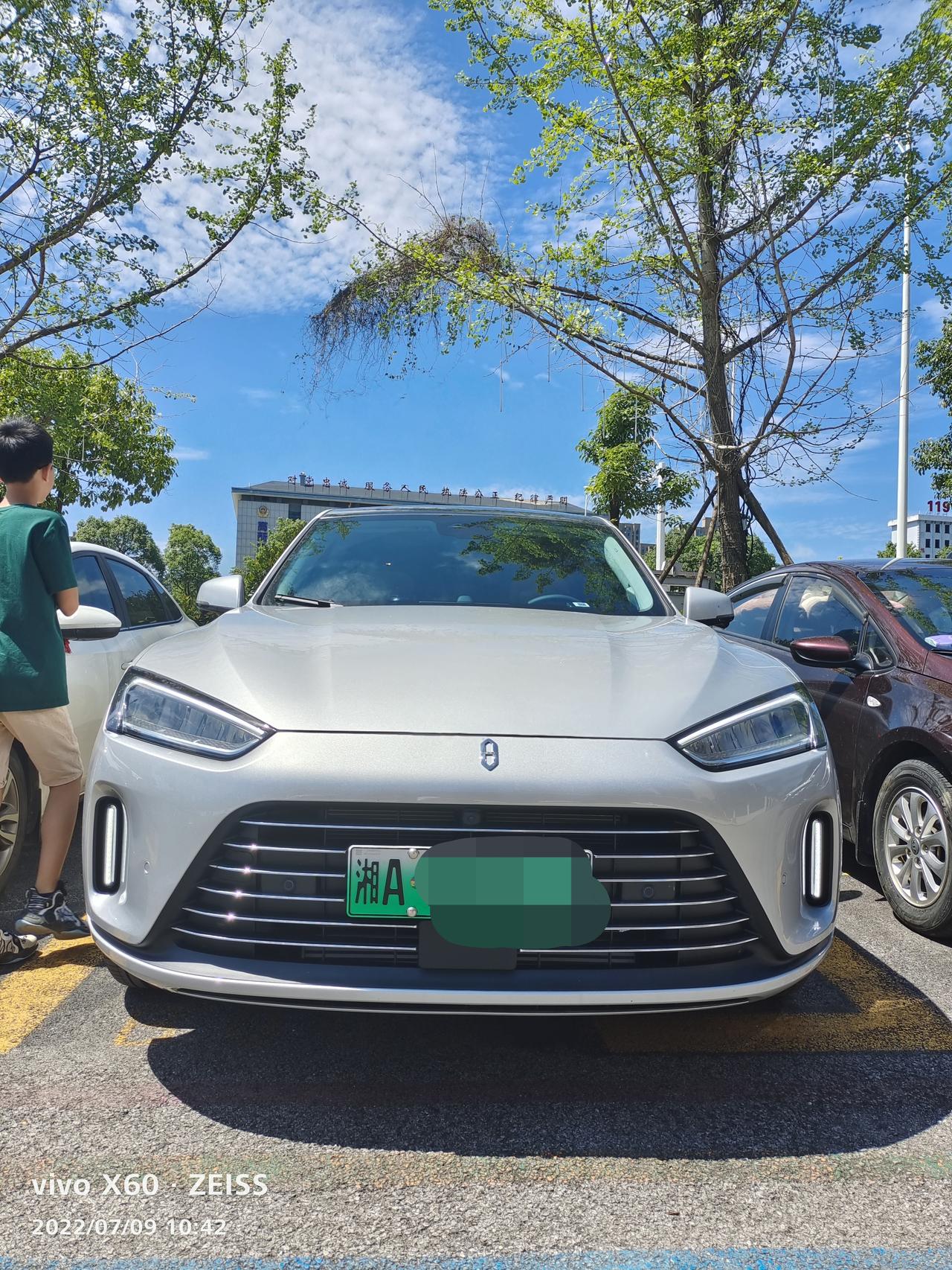 AITO问界M5 想给M5装一个车顶行李架，太晒了。有哪位大佬合适推荐！脚吹的冷死了，头热懵了！