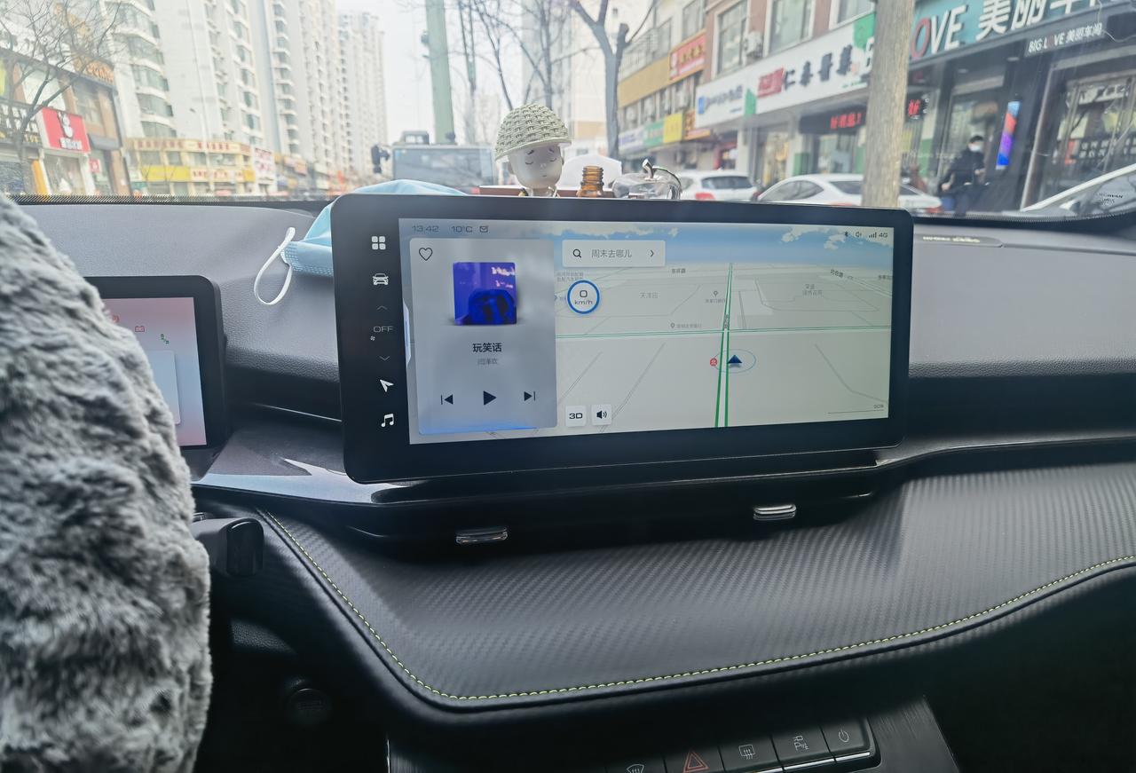 哈弗H6S 前几天更新了一下车机系统，然后就频繁出现白屏的现象，现在一直白屏，这咋回事呀家人们