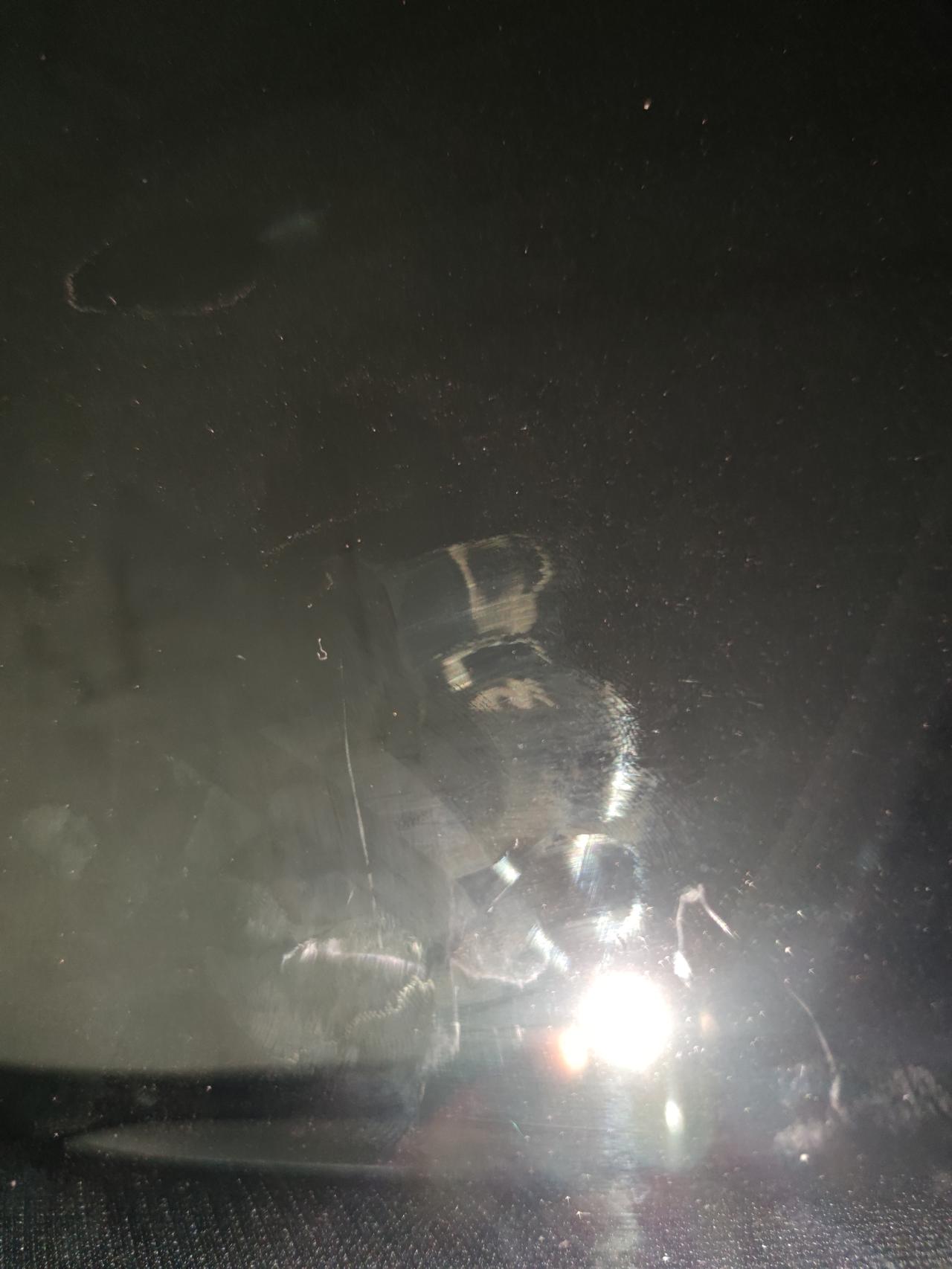 凯迪拉克XT6 前挡裂了？！还是四儿子贴膜贴划花了？外面摸不到，里面摸到膜感觉有痕。。真是干啥啥不行。。
