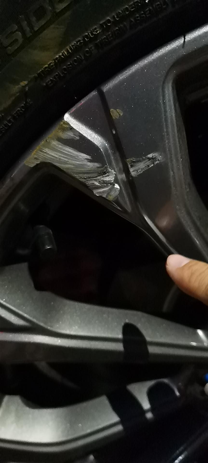 吉利豪越 轮毂刮这样能修复不？没变形。