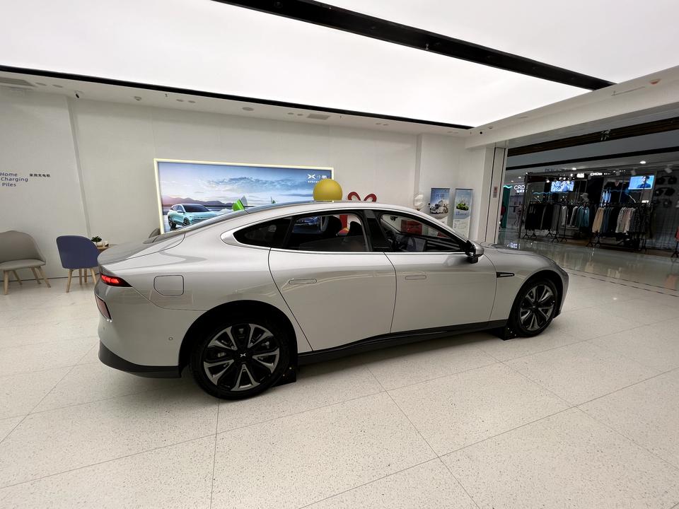 小鹏小鹏P7 p7  19寸轮毂大爱，选装5000， 4个19大轮毂外加米其林轮胎，性价比超高啊，就是不知道大轮毂实际使