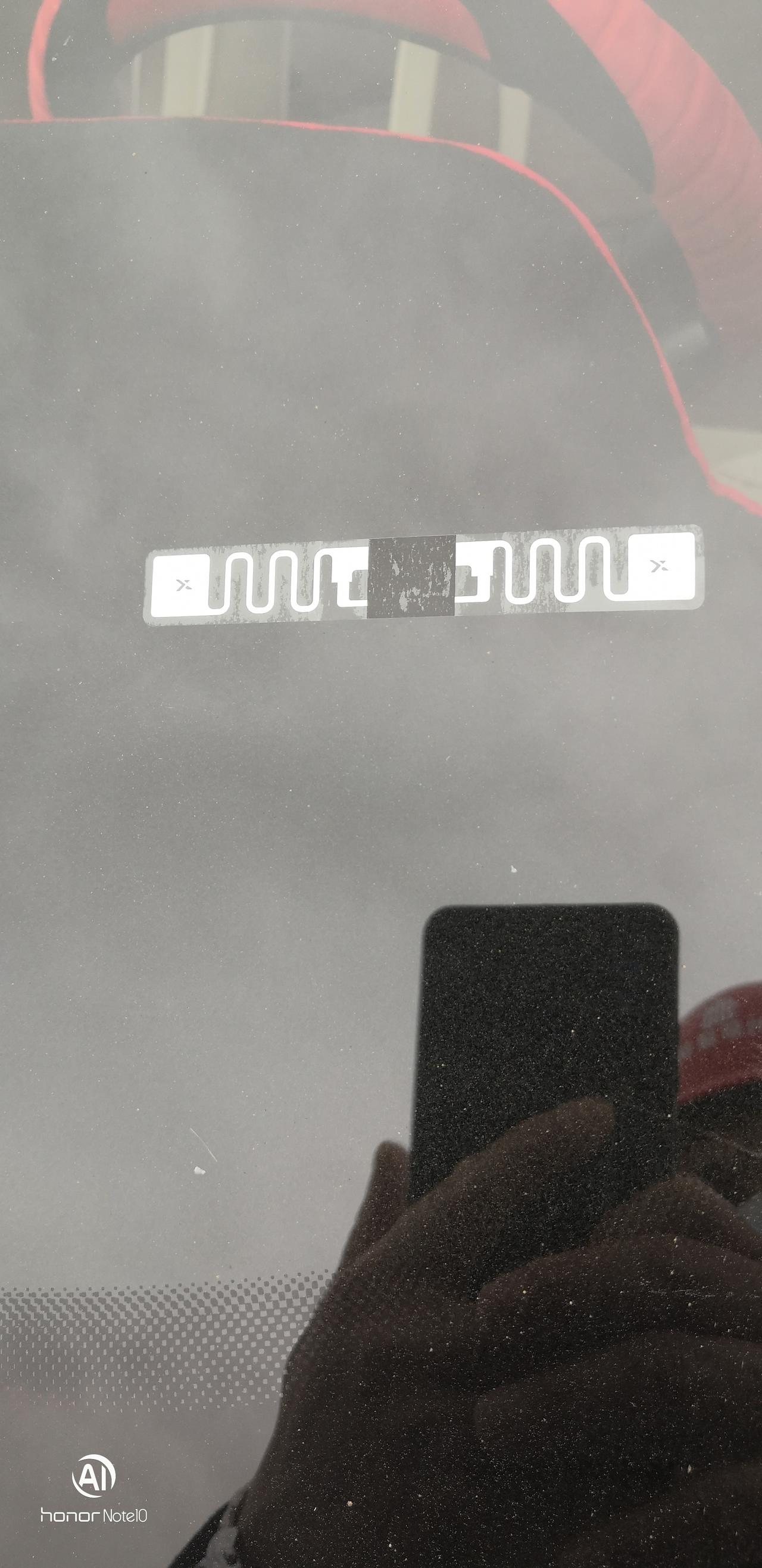 豪越挡风玻璃上的这个是什么呢？有啥用？
