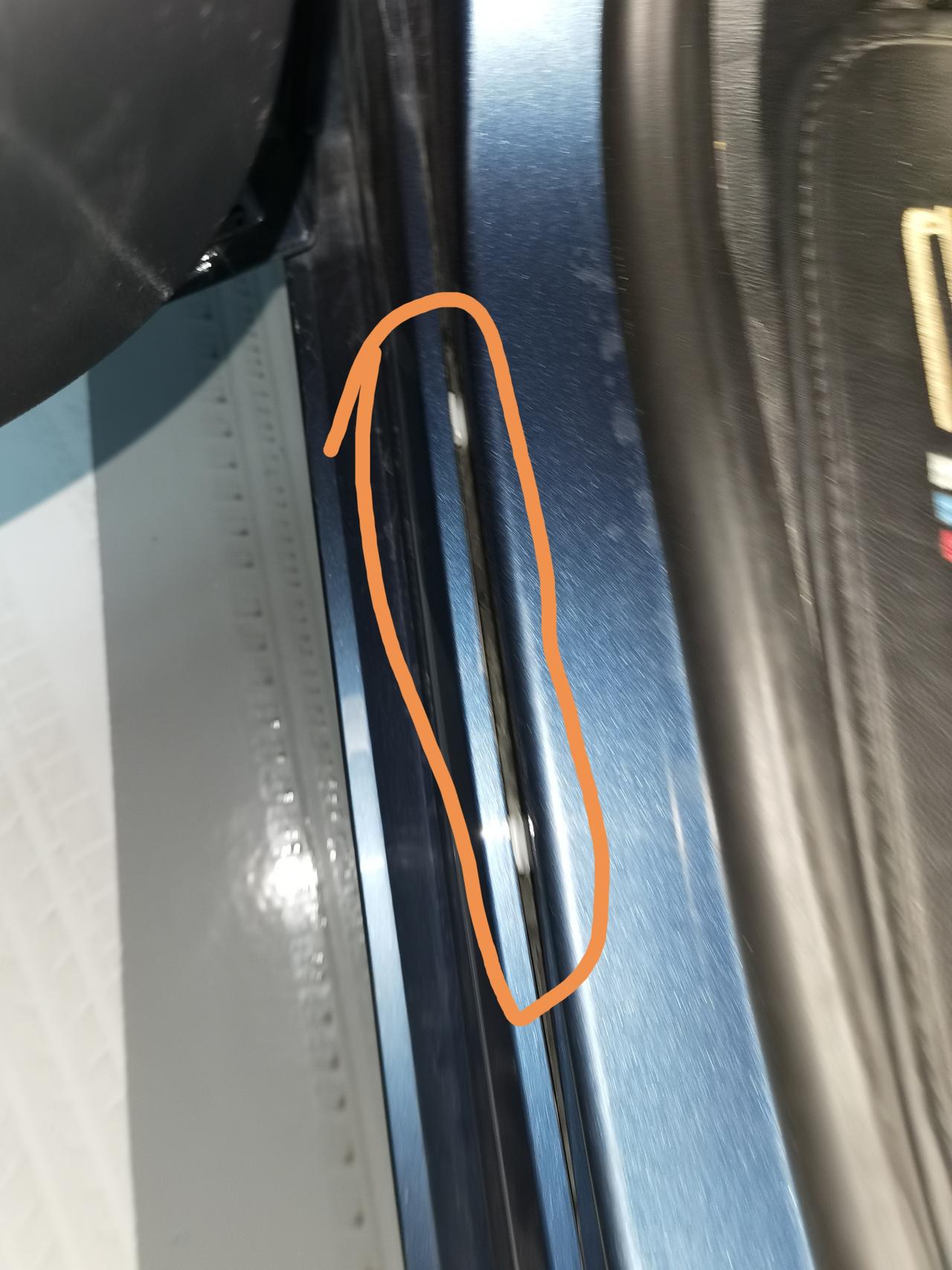 福特锐际 各位车友，你们后门底下这个地方有没有缝隙，我去4s店看，他们说就是这样的，去展厅看两驱的没有，21.88纵享款