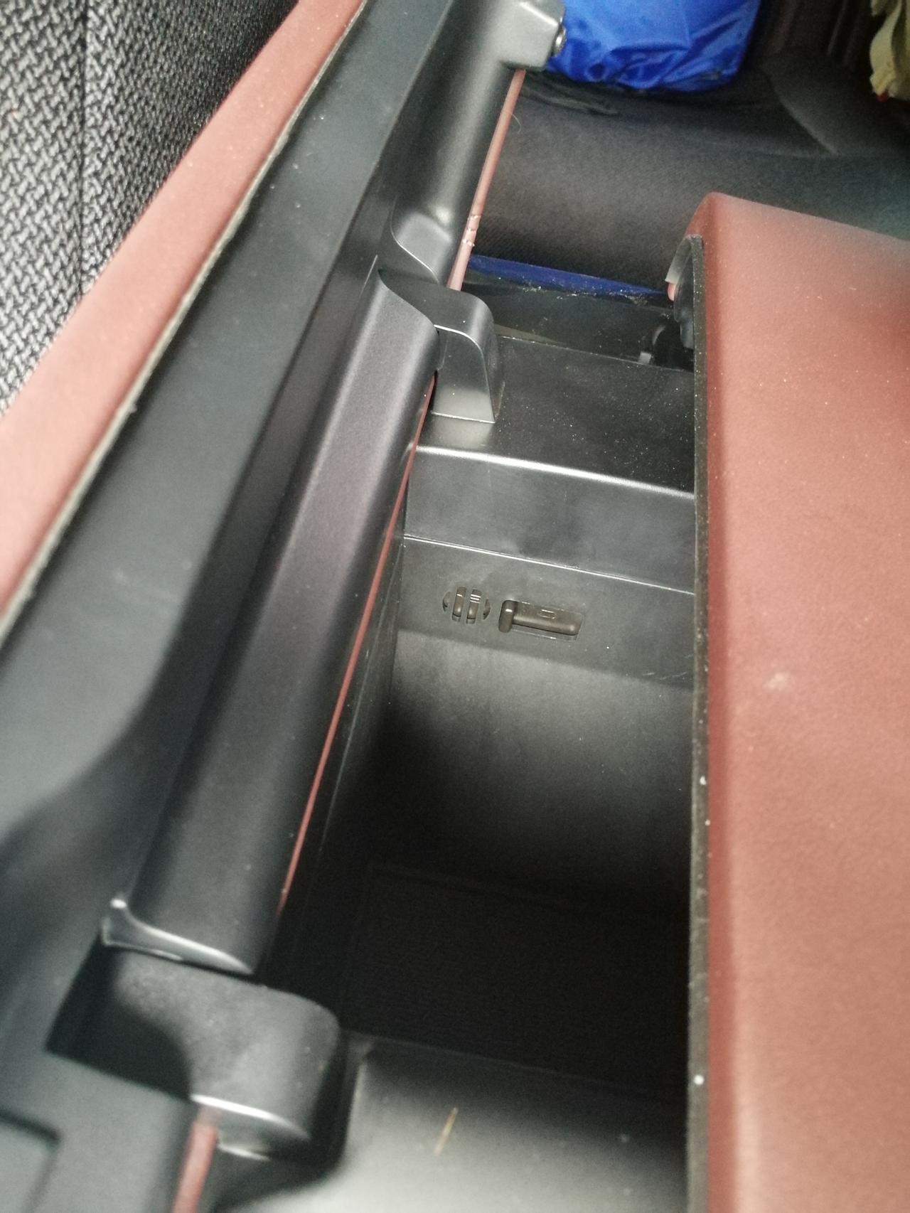 吉利豪越 扶手箱里面的这个是什么