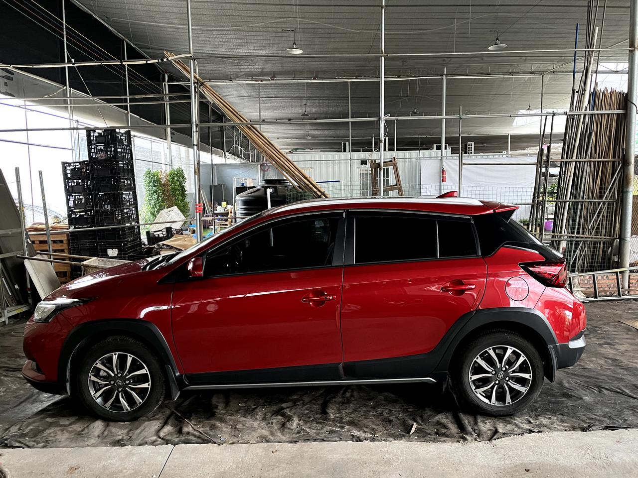 丰田YARiS L 致炫 到底有没人给致炫X装上了行李架？找不到一个能用的行李架。那些虎爪的问了好多家都说位置不够，原厂