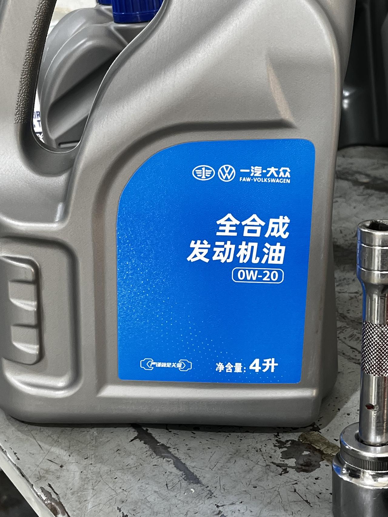 大众迈腾 首保作业！5229公里首保，本来想到6000公里多去的，想想算了，加上异响顺便让师傅给我检查了下，机油是这种，
