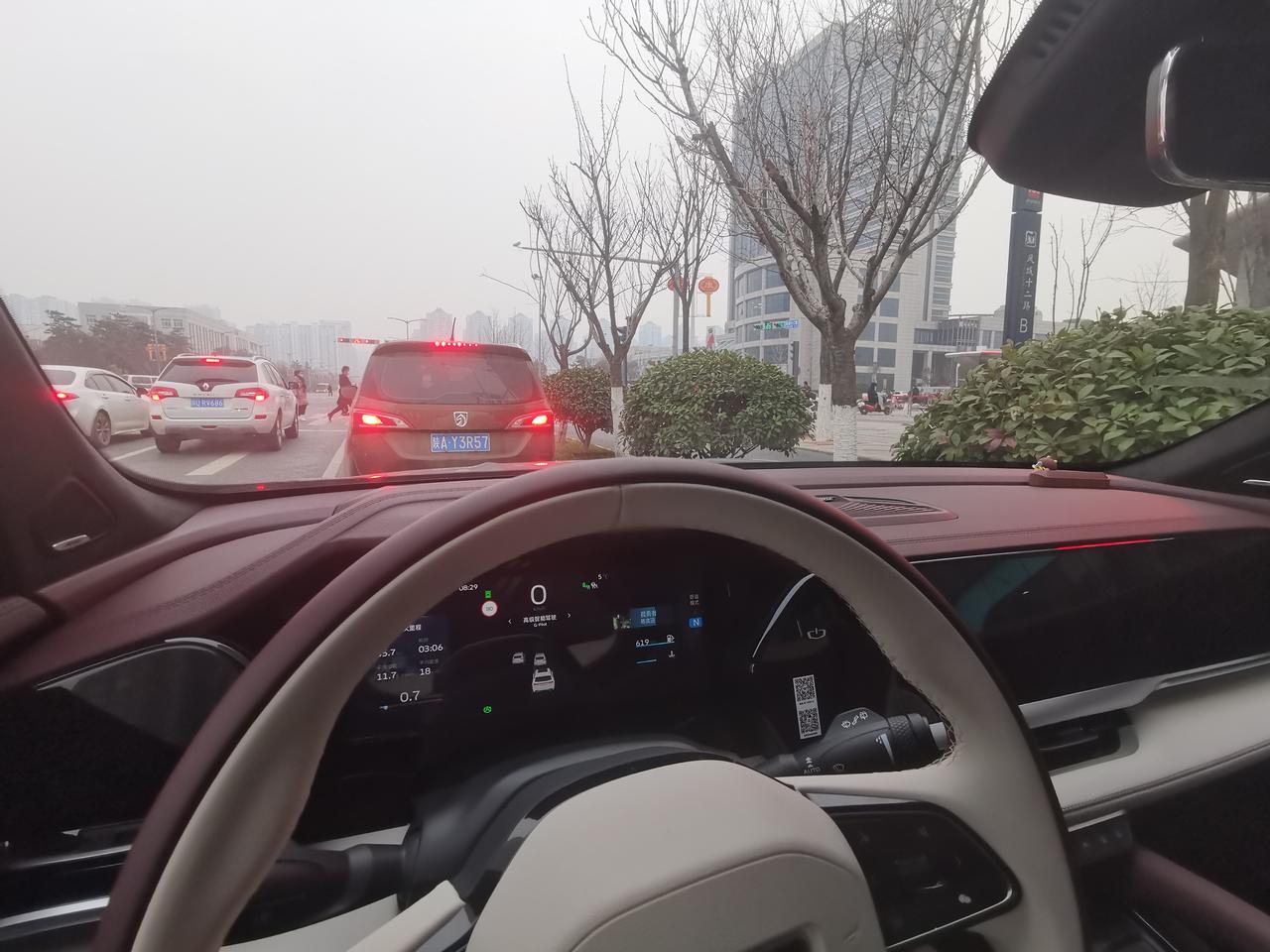 吉利星越L 仪表盘怎么一直换成夜间模式呢