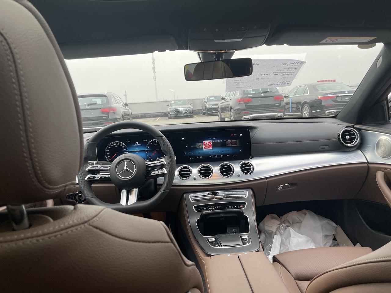 奔驰E级 今天去看车2022 E300 豪华款打开车门一看本来是桃木的材质 中控出风口一块还有侧面的音响哪一块是银色的.