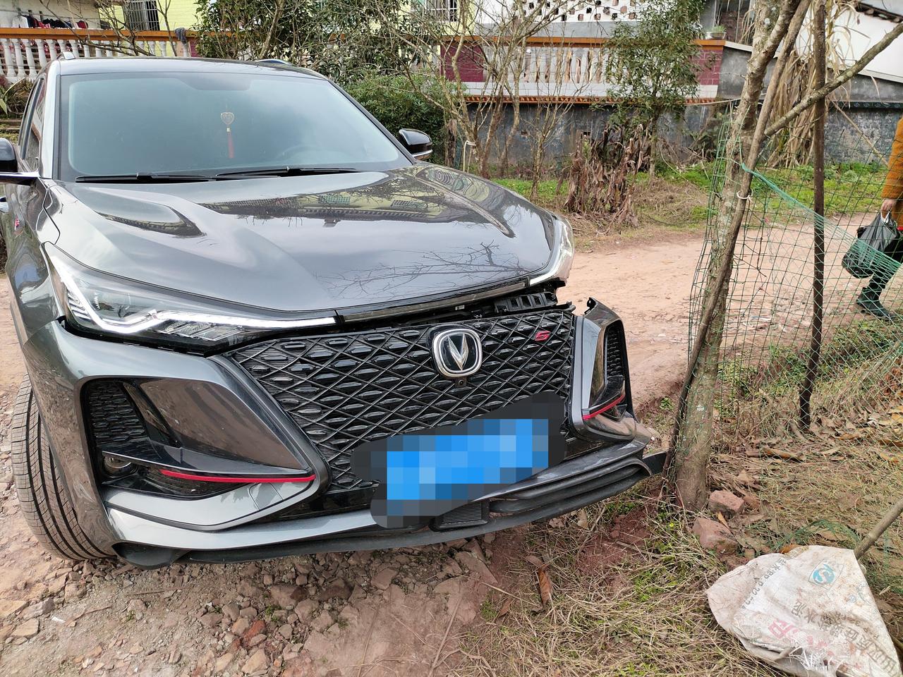 长安CS75 PLUS 我的前大灯后面的那个塑料壳损坏了（被前保险杠刮坏）是否一定需要整个大灯一起换？