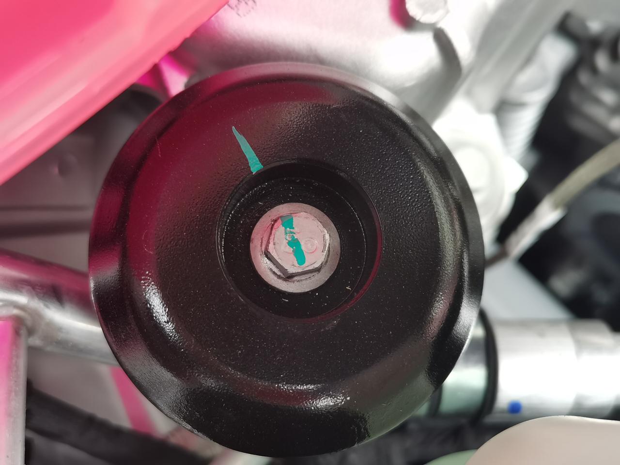 吉利星瑞 昨天提的车，今天回来打开引擎盖，感觉车的螺丝动过？车友们有这种现象吗？五月份的车。