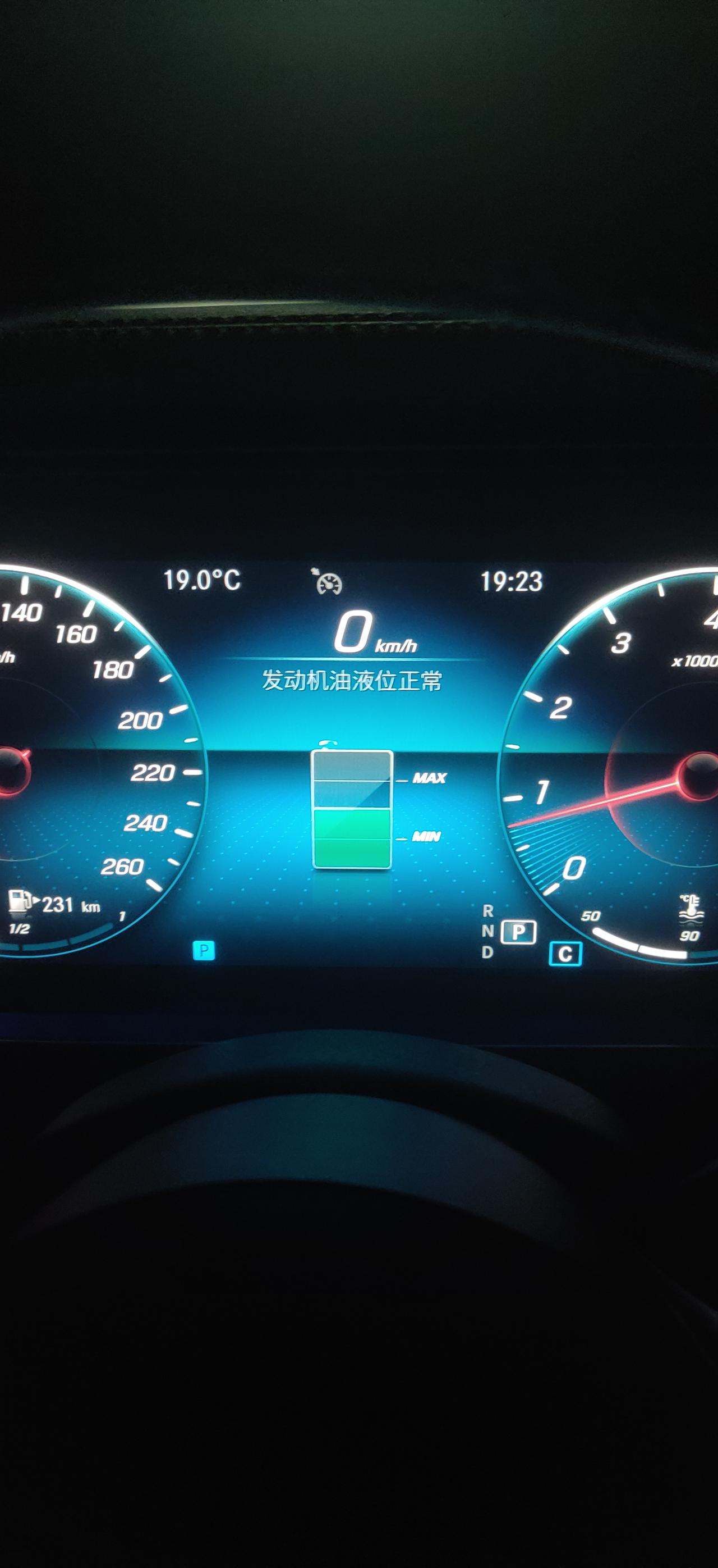 奔驰E级 提车40天，开了500公里不到。今天突然发现机油位在中间值。一个月多一些时间，这个机油位正常吗？是不是烧机油？