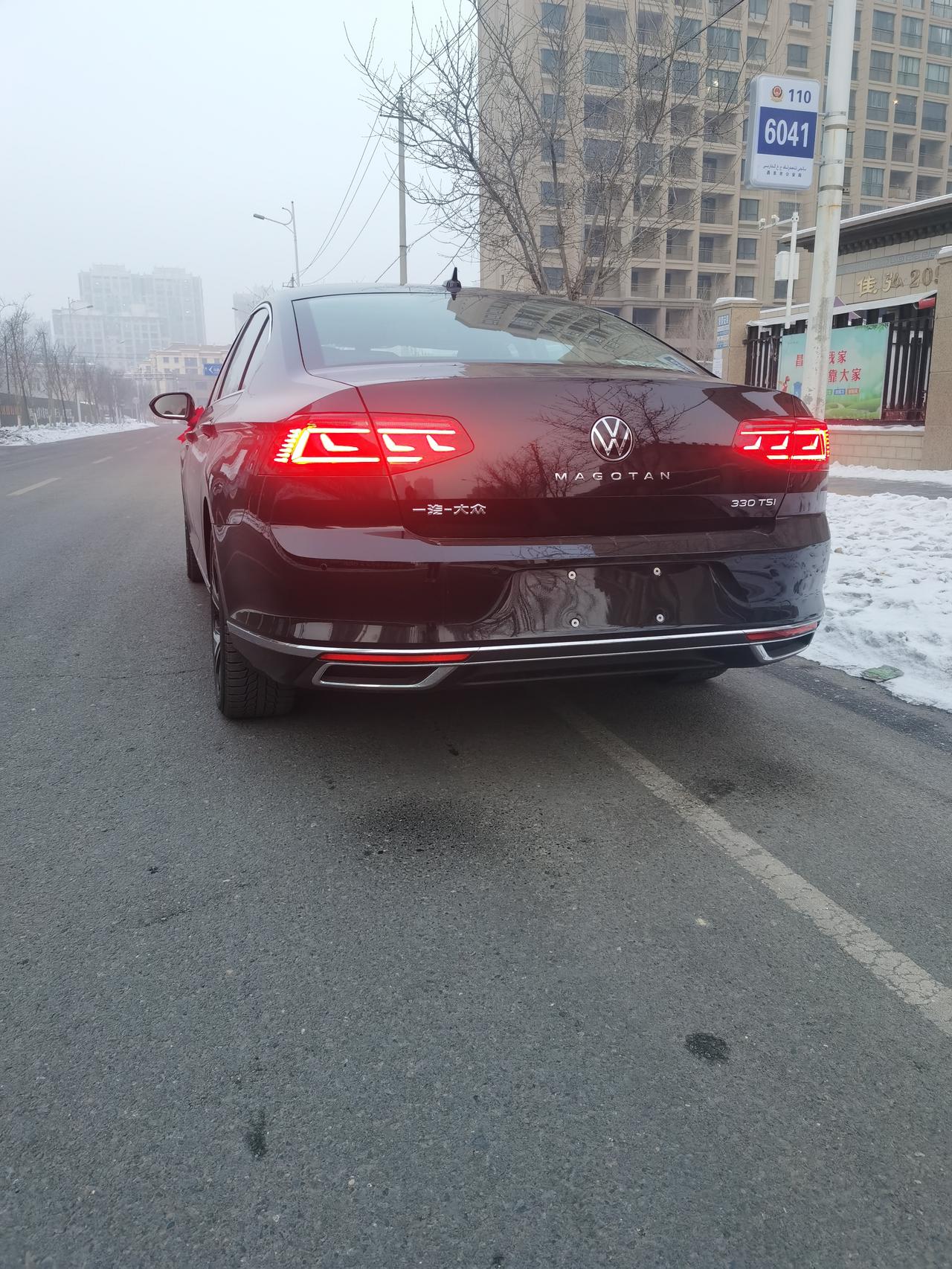 请问各位迈腾车主，我是21款330豪华，新车2000多公里，红绿灯轻踩刹车往前溜车时刹车异响，滋滋声很刺耳，就跟旧车刹车